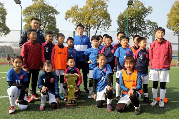 燕京啤酒2022中国足协杯“种子计划”走进张家港 前国脚周云再回母校